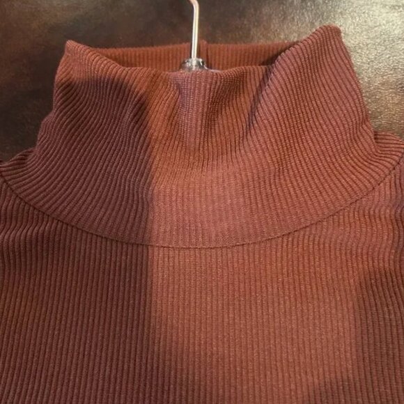 NWOT Very Elegant Ribbed Fitted Turtleneck Top - Picture 3 of 5